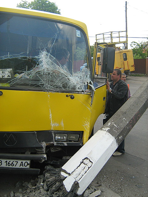 Маршрутка у Вінниці знесла стовпа: трьох пасажирів забрала швидка (ОНОВЛЕНО) (ФОТО) на сайті 20minut.ua Маршрутка у Вінниці знесла стовпа: трьох пасажирів забрала швидка (ОНОВЛЕНО) (ФОТО), фото №3 на сайті 20minut.ua