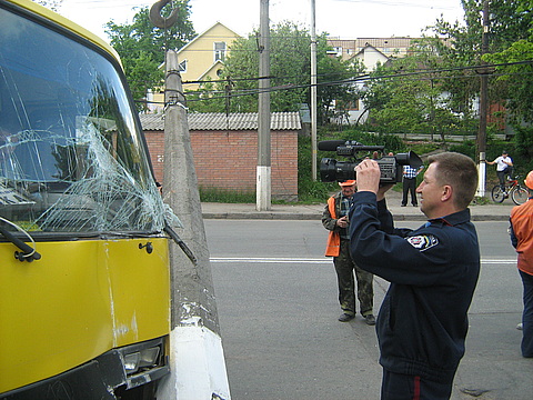 Маршрутка у Вінниці знесла стовпа: трьох пасажирів забрала швидка (ОНОВЛЕНО) (ФОТО) на сайті 20minut.ua Маршрутка у Вінниці знесла стовпа: трьох пасажирів забрала швидка (ОНОВЛЕНО) (ФОТО), фото №4 на сайті 20minut.ua