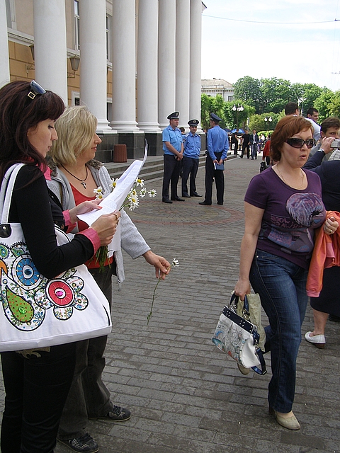 Вінничани протестували з ромашками проти твердих міліцейських підлог, фото №1 на сайті 20minut.ua