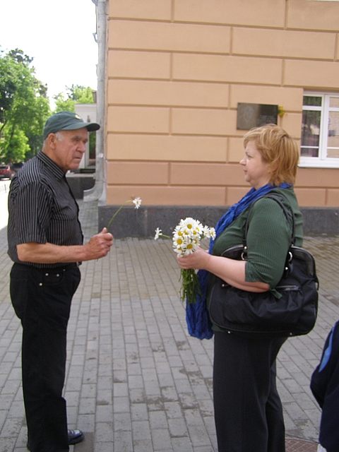 Вінничани протестували з ромашками проти твердих міліцейських підлог, фото №2 на сайті 20minut.ua