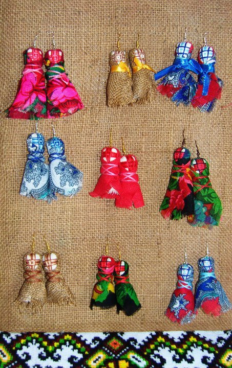 Тернополянка робить сережки у вигляді ляльок-мотанок, фото №1 на сайті 20minut.ua