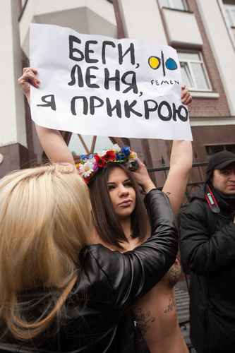 FEMEN провели акцію: «Біжи, Льоня, я прикрию!», фото №1 на сайті vsim.ua