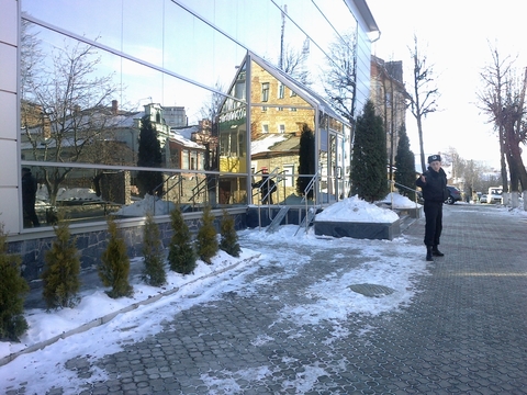 Прокуратура у Вінниці саджає туї та журналістів?, фото №2 на сайті 20minut.ua