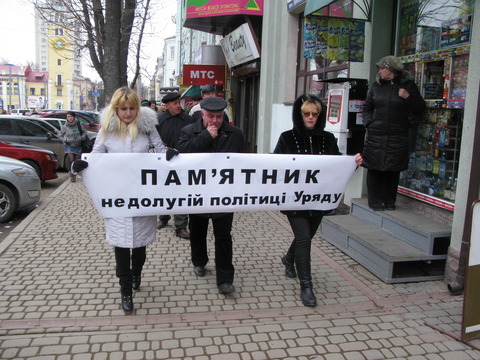 У Хмельницькому уряду встановили пам’ятник з відра, гасової лампи та в’язанки дров, фото №5 на сайті vsim.ua