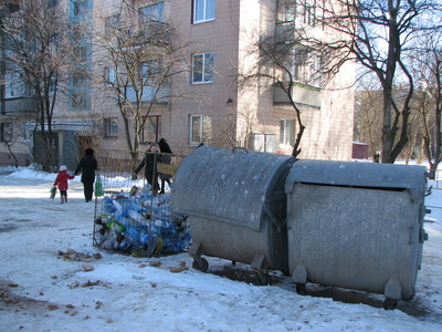 Вісім сміттєвих контейнерів “оточили” дитячий садок у Тернополі, фото №1 на сайті 20minut.ua