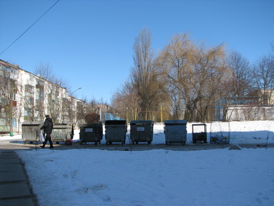 Вісім сміттєвих контейнерів “оточили” дитячий садок у Тернополі, фото №4 на сайті 20minut.ua