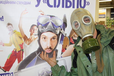 У День сміху хмельницька молодь фотографувалася у торговому центрі, фото №4 на сайті vsim.ua