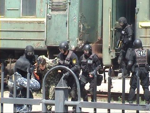 Під Житомиром СБУшники звільняли потяг, який захопили терористи на сайті 20minut.ua Під Житомиром СБУшники звільняли потяг, який захопили терористи, фото №1 на сайті 20minut.ua