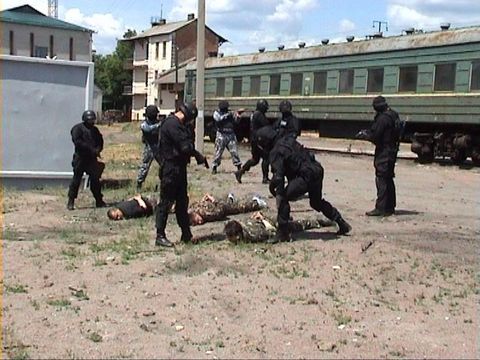 Під Житомиром СБУшники звільняли потяг, який захопили терористи на сайті 20minut.ua Під Житомиром СБУшники звільняли потяг, який захопили терористи, фото №2 на сайті 20minut.ua