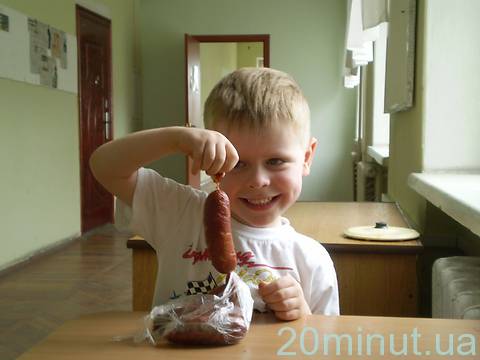 У Вінниці дитина поласувала яйцями мухи на шпикачці, фото №2 на сайті 20minut.ua