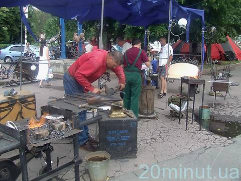 В Житомирі ковалі з усієї України кували щастя та боролися з негодою на сайті 20minut.ua В Житомирі ковалі з усієї України кували щастя та боролися з негодою, фото №2 на сайті 20minut.ua