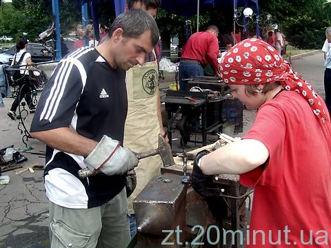 В Житомирі ковалі з усієї України кували щастя та боролися з негодою на сайті 20minut.ua В Житомирі ковалі з усієї України кували щастя та боролися з негодою, фото №20 на сайті 20minut.ua