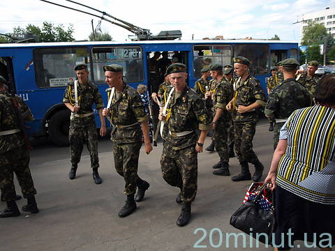 Військові в центрі Житомира готуються до Дня народження, фото №1 на сайті 20minut.ua