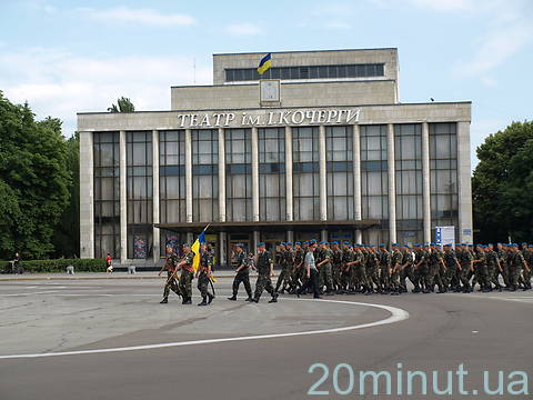 Військові в центрі Житомира готуються до Дня народження, фото №2 на сайті 20minut.ua