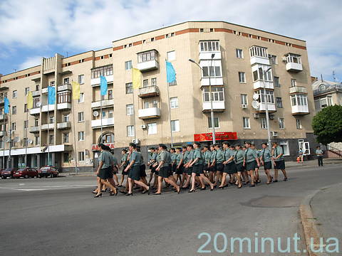 Військові в центрі Житомира готуються до Дня народження, фото №3 на сайті 20minut.ua