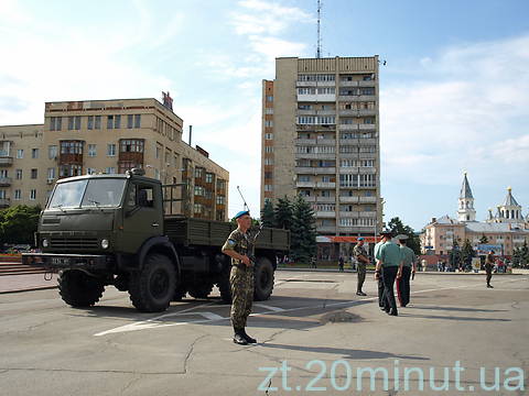 Військові в центрі Житомира готуються до Дня народження, фото №7 на сайті 20minut.ua
