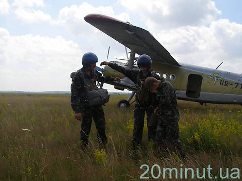 У Вінницькій області стрибати з парашута вчить... священик, фото №2 на сайті 20minut.ua