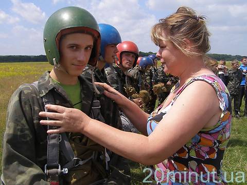 У Вінницькій області стрибати з парашута вчить... священик, фото №3 на сайті 20minut.ua
