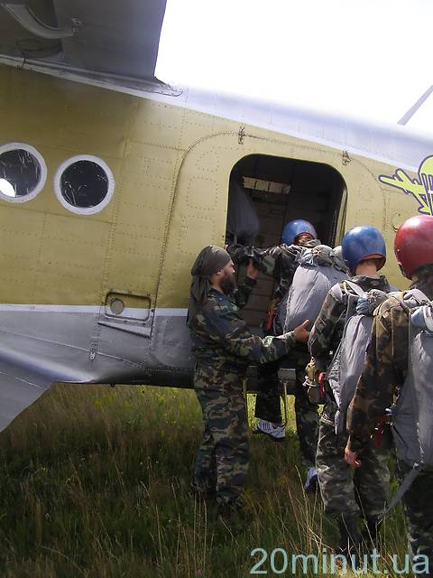 У Вінницькій області стрибати з парашута вчить... священик, фото №4 на сайті 20minut.ua