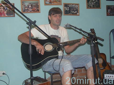 В Житомирі концертом завершилась виставка картин "Аrt-now session FM" на сайті 20minut.ua В Житомирі концертом завершилась виставка картин "Аrt-now session FM", фото №14 на сайті 20minut.ua