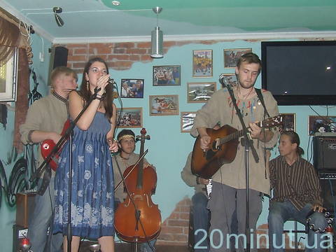 В Житомирі концертом завершилась виставка картин "Аrt-now session FM" на сайті 20minut.ua В Житомирі концертом завершилась виставка картин "Аrt-now session FM", фото №3 на сайті 20minut.ua