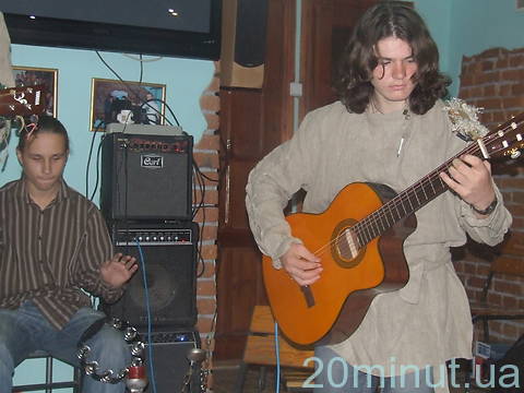 В Житомирі концертом завершилась виставка картин "Аrt-now session FM" на сайті 20minut.ua В Житомирі концертом завершилась виставка картин "Аrt-now session FM", фото №4 на сайті 20minut.ua