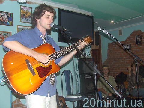 В Житомирі концертом завершилась виставка картин "Аrt-now session FM" на сайті 20minut.ua В Житомирі концертом завершилась виставка картин "Аrt-now session FM", фото №6 на сайті 20minut.ua