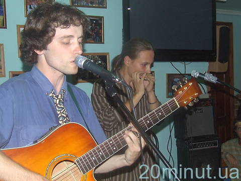 В Житомирі концертом завершилась виставка картин "Аrt-now session FM" на сайті 20minut.ua В Житомирі концертом завершилась виставка картин "Аrt-now session FM", фото №7 на сайті 20minut.ua