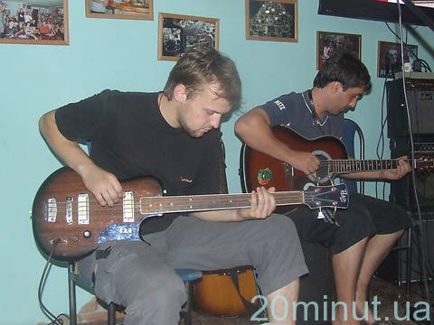 В Житомирі концертом завершилась виставка картин "Аrt-now session FM" на сайті 20minut.ua В Житомирі концертом завершилась виставка картин "Аrt-now session FM", фото №9 на сайті 20minut.ua