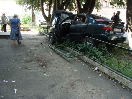 Вчора на вулиці Кірова "Део-Сенс" збив пару пішоходів. Молоді люди в реанімації на сайті 20minut.ua Вчора на вулиці Кірова "Део-Сенс" збив пару пішоходів. Молоді люди в реанімації, фото №2 на сайті 20minut.ua