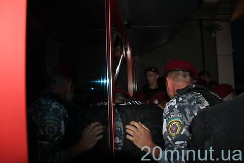 Війна за Nemiroff: розбиті двері, кров на сходах. Шестеро поранених в лікарні…  на сайті 20minut.ua Війна за Nemiroff: розбиті двері, кров на сходах. Шестеро поранених в лікарні… , фото №11 на сайті 20minut.ua