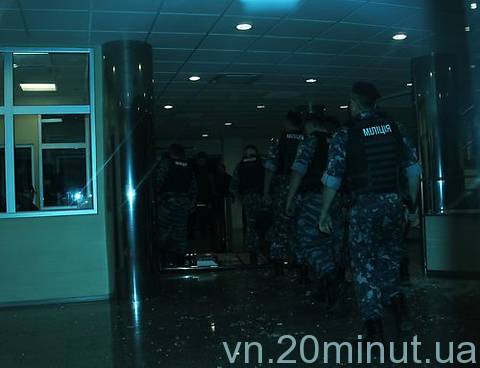 Війна за Nemiroff: розбиті двері, кров на сходах. Шестеро поранених в лікарні…  на сайті 20minut.ua Війна за Nemiroff: розбиті двері, кров на сходах. Шестеро поранених в лікарні… , фото №12 на сайті 20minut.ua
