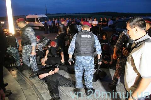 Війна за Nemiroff: розбиті двері, кров на сходах. Шестеро поранених в лікарні…  на сайті 20minut.ua Війна за Nemiroff: розбиті двері, кров на сходах. Шестеро поранених в лікарні… , фото №14 на сайті 20minut.ua