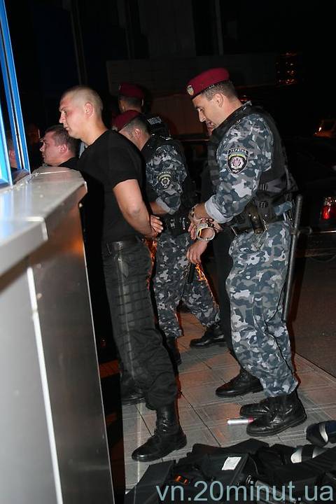 Війна за Nemiroff: розбиті двері, кров на сходах. Шестеро поранених в лікарні…  на сайті 20minut.ua Війна за Nemiroff: розбиті двері, кров на сходах. Шестеро поранених в лікарні… , фото №16 на сайті 20minut.ua