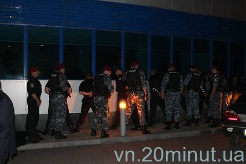 Війна за Nemiroff: розбиті двері, кров на сходах. Шестеро поранених в лікарні…  на сайті 20minut.ua Війна за Nemiroff: розбиті двері, кров на сходах. Шестеро поранених в лікарні… , фото №17 на сайті 20minut.ua