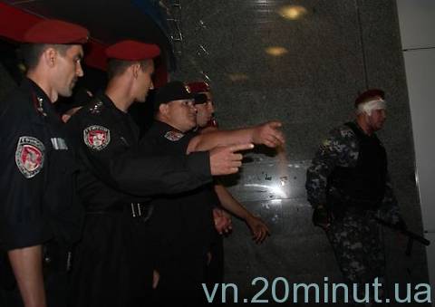 Війна за Nemiroff: розбиті двері, кров на сходах. Шестеро поранених в лікарні…  на сайті 20minut.ua Війна за Nemiroff: розбиті двері, кров на сходах. Шестеро поранених в лікарні… , фото №18 на сайті 20minut.ua