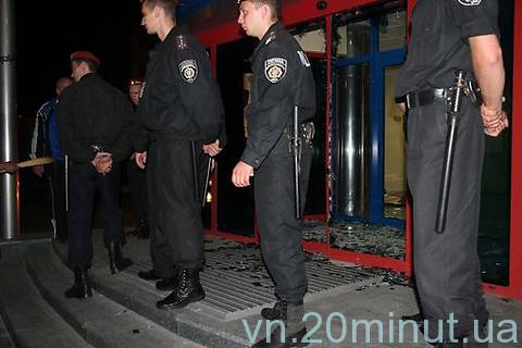 Війна за Nemiroff: розбиті двері, кров на сходах. Шестеро поранених в лікарні…  на сайті 20minut.ua Війна за Nemiroff: розбиті двері, кров на сходах. Шестеро поранених в лікарні… , фото №20 на сайті 20minut.ua
