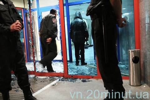 Війна за Nemiroff: розбиті двері, кров на сходах. Шестеро поранених в лікарні…  на сайті 20minut.ua Війна за Nemiroff: розбиті двері, кров на сходах. Шестеро поранених в лікарні… , фото №21 на сайті 20minut.ua