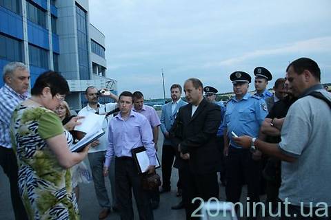 Війна за Nemiroff: розбиті двері, кров на сходах. Шестеро поранених в лікарні…  на сайті 20minut.ua Війна за Nemiroff: розбиті двері, кров на сходах. Шестеро поранених в лікарні… , фото №4 на сайті 20minut.ua