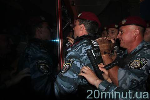 Війна за Nemiroff: розбиті двері, кров на сходах. Шестеро поранених в лікарні…  на сайті 20minut.ua Війна за Nemiroff: розбиті двері, кров на сходах. Шестеро поранених в лікарні… , фото №9 на сайті 20minut.ua