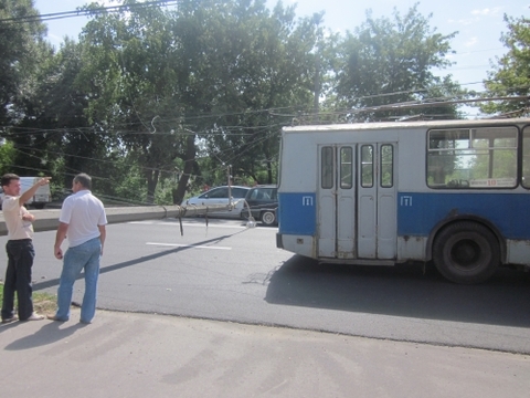 У Вінниці тролейбус зачепив стовп і той упав, фото №2 на сайті 20minut.ua