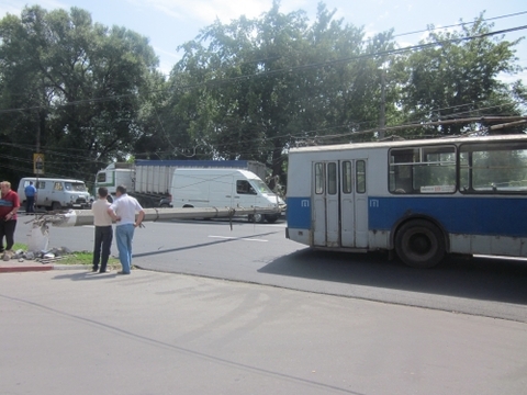 У Вінниці тролейбус зачепив стовп і той упав, фото №3 на сайті 20minut.ua