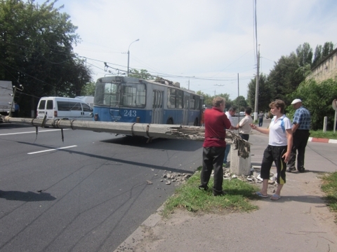 У Вінниці тролейбус зачепив стовп і той упав, фото №4 на сайті 20minut.ua