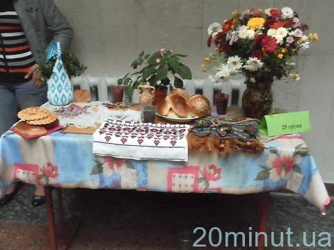 До Дня вчителя в ЖДУ ім.І.Франка влаштували виставку квітів та благодійний ярмарок, фото №1 на сайті 20minut.ua