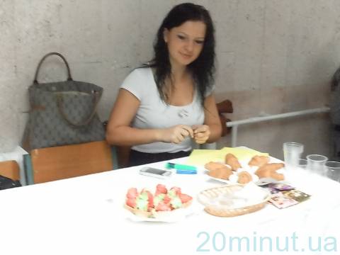 До Дня вчителя в ЖДУ ім.І.Франка влаштували виставку квітів та благодійний ярмарок, фото №14 на сайті 20minut.ua