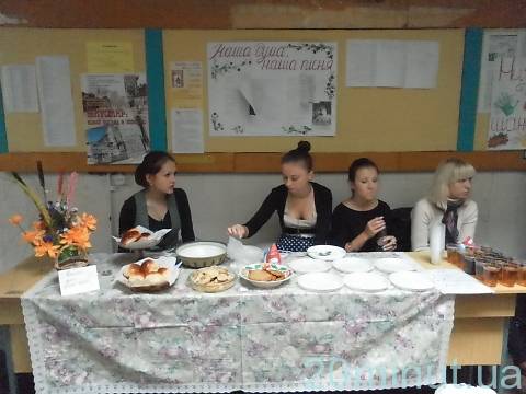 До Дня вчителя в ЖДУ ім.І.Франка влаштували виставку квітів та благодійний ярмарок, фото №15 на сайті 20minut.ua