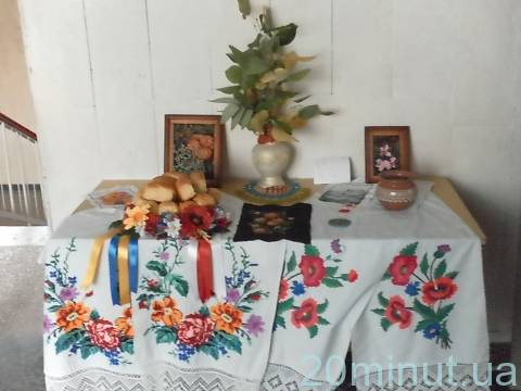 До Дня вчителя в ЖДУ ім.І.Франка влаштували виставку квітів та благодійний ярмарок, фото №2 на сайті 20minut.ua