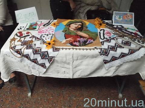 До Дня вчителя в ЖДУ ім.І.Франка влаштували виставку квітів та благодійний ярмарок, фото №4 на сайті 20minut.ua