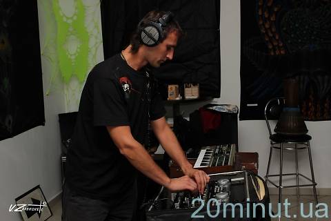 В Житомирі у "Кавоманії" вдруге відкрилась виставка флюорного мистецтва на сайті 20minut.ua В Житомирі у "Кавоманії" вдруге відкрилась виставка флюорного мистецтва, фото №11 на сайті 20minut.ua