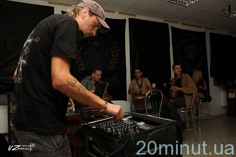 В Житомирі у "Кавоманії" вдруге відкрилась виставка флюорного мистецтва на сайті 20minut.ua В Житомирі у "Кавоманії" вдруге відкрилась виставка флюорного мистецтва, фото №12 на сайті 20minut.ua